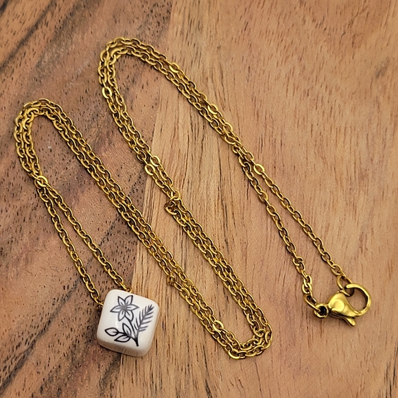 Gold Floral Ceramic Pendant Necklace 18" - Picture 6 of 11